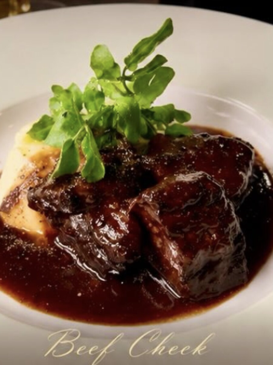 牛ほほ肉の赤ワイン煮込み